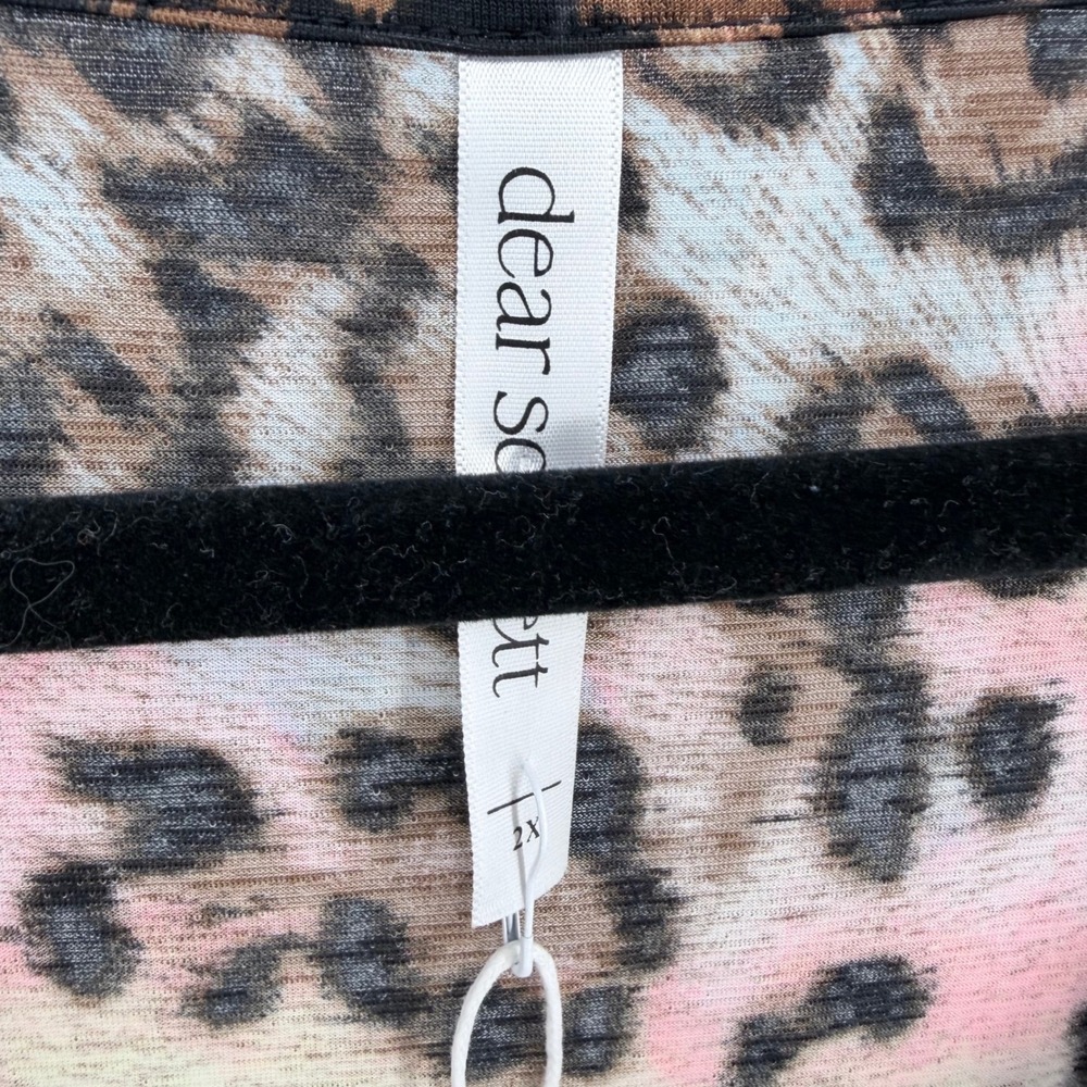 Dear Scarlett Top Womens 2X Fits 3X NEW Pink Leopard Bell Sleeve V-Neck Office - Picture 6 of 6